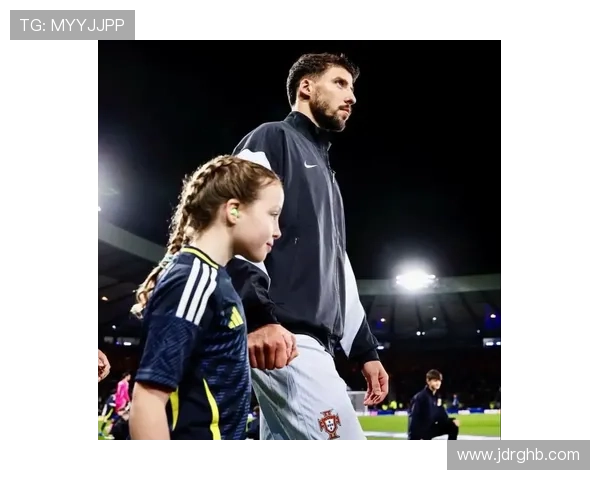 曼城官方挑战：猜猜这位球员是谁，快来测试你的足球知识！